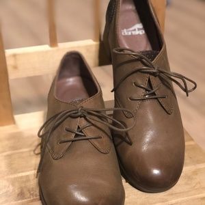 NWOT DANSKO Louise Oxford, Taupe sz 39 -- $80